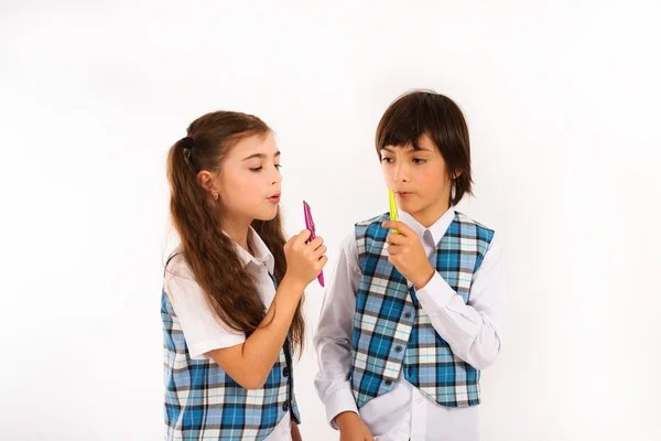 Twee kinderen zijn aangezicht tot aangezicht duel spelen — Stockfoto