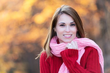 Sonbaharda parkta duran zarif bir kadın.