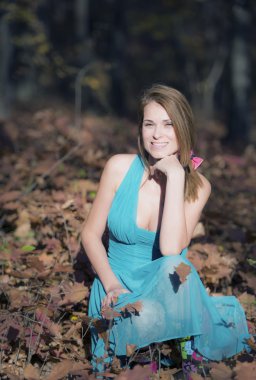 Sonbaharda parkta duran zarif bir kadın.