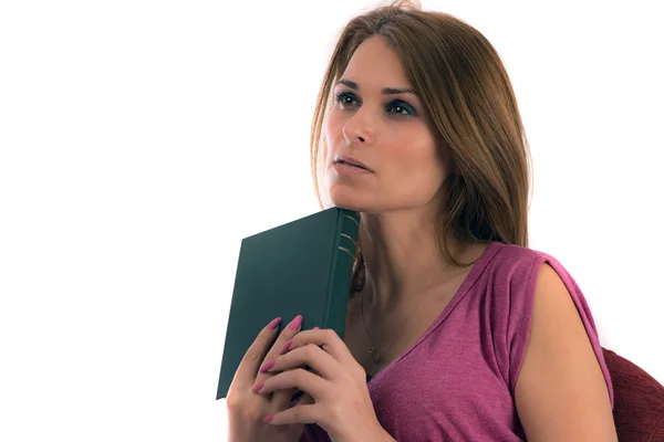 Mujer meditando con un libro en mano aislado sobre fondo blanco — Foto de Stock