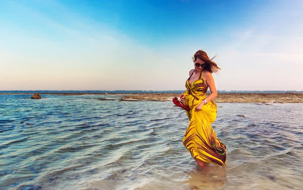 Πορτρέτο του όμορφη κοπέλα στον πολύχρωμο φόρεμα που αναπαύεται στην παραλία μου — Φωτογραφία Αρχείου