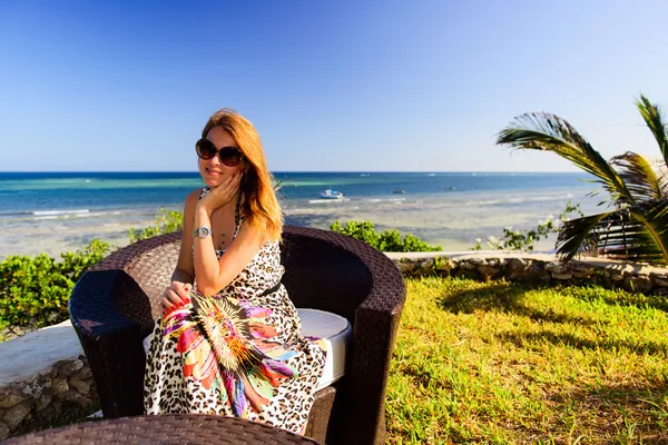 Hermosa mujer relajándose en la orilla del océano —  Fotos de Stock
