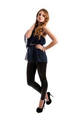 güzel sarışın genç bayan stüdyoda poz