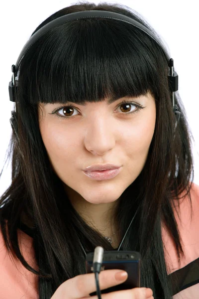 Hermosa joven con auriculares escuchar música, aislado en —  Fotos de Stock