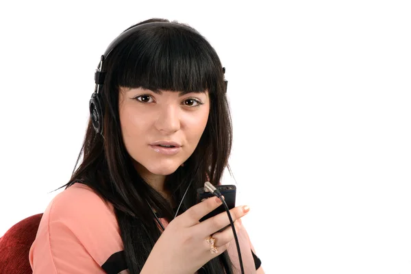 Mooie jonge vrouw met hoofdtelefoon luisteren muziek, geïsoleerd op — Stockfoto