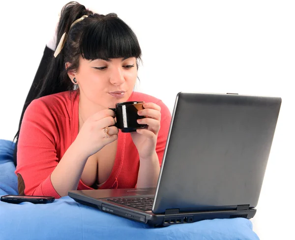 Μελαχρινή νεαρή γυναίκα που πίνει καφέ μπροστά από ένα σημειωματάριο — Φωτογραφία Αρχείου