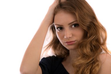 Beyaz backg izole saç elinde olan güzel kadın