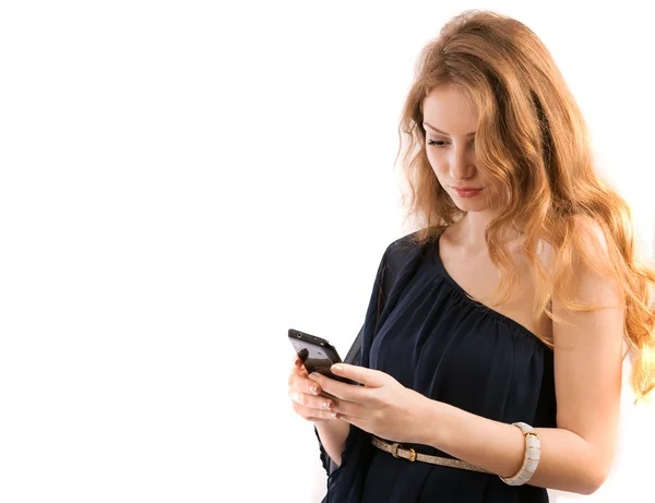 Gyönyörű fiatal nő úgy néz ki, a telefon elszigetelt fehér háttér mintázata — Stock Fotó