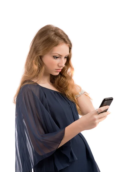 Krásná mladá žena hledá v telefonu izolovaných na bílém poza — Stock fotografie