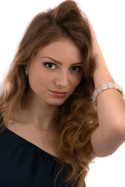 Όμορφη νεαρή γυναίκα με τα χέρια στα μαλλιά που απομονώνονται σε λευκό backg — Φωτογραφία Αρχείου