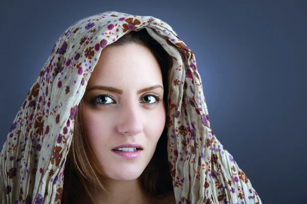 Portret van een jonge vrouw met mooie ogen — Stockfoto