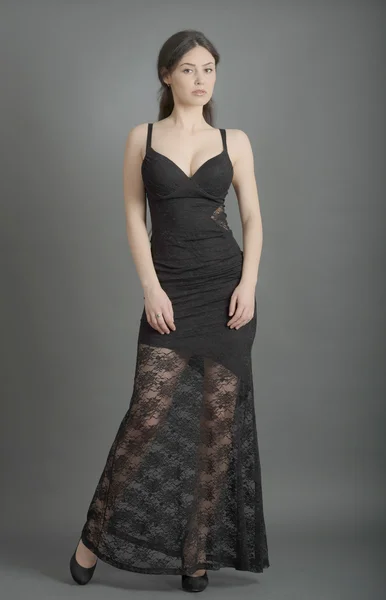 Schöne Frau in elegantem Kleid posiert im Studio — Stockfoto