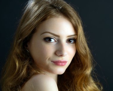 sarışın, güzel bir genç kadın Studio portresi