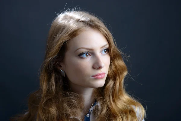 Retrato de una hermosa joven rubia en el estudio —  Fotos de Stock