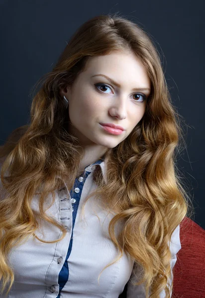A studio egy gyönyörű szőke fiatal nő portréja — Stock Fotó