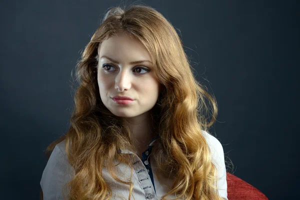 Portret van een mooie blonde jonge vrouw in studio — Stockfoto