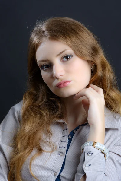 Porträt einer schönen blonden jungen Frau im Studio — Stockfoto