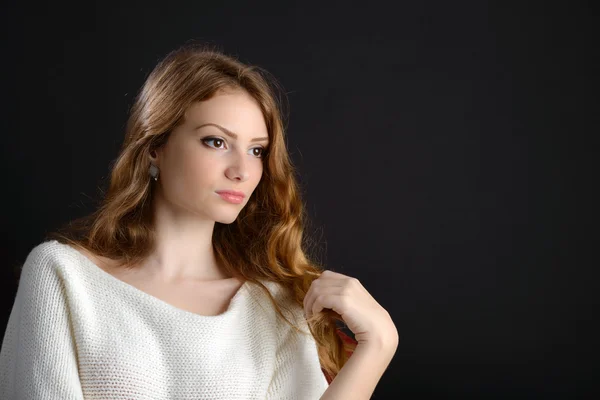 Retrato de una hermosa joven rubia en el estudio — Foto de Stock