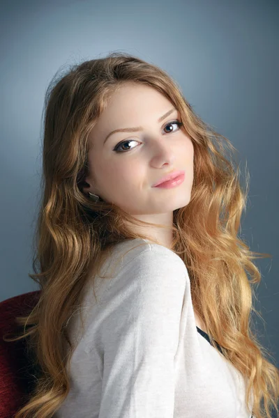 Sarışın, güzel bir genç kadın Studio portresi — Stok fotoğraf