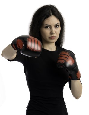 Boks eldivenleri ile siyah arka plan üzerine genç kız