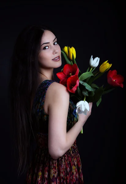 Красива молода дівчина з букетом квітів, Весна. студія p — стокове фото