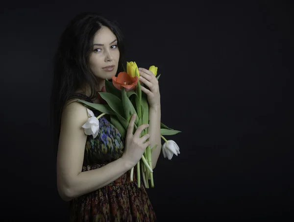 Hermosa joven con un ramo de flores, primavera. estudio p — Foto de Stock