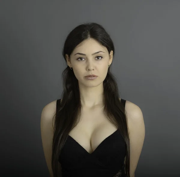 Retrato de hermosa mujer morena en vestido negro — Foto de Stock