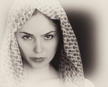 Güzel bir kadının siyah beyaz portresi.