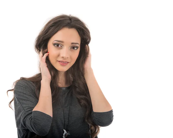 Schöne junge Frau posiert im Studio auf weißem Hintergrund — Stockfoto