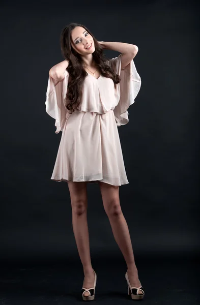 Portrait of a beautiful young woman posing in studio — Stock Photo, Image