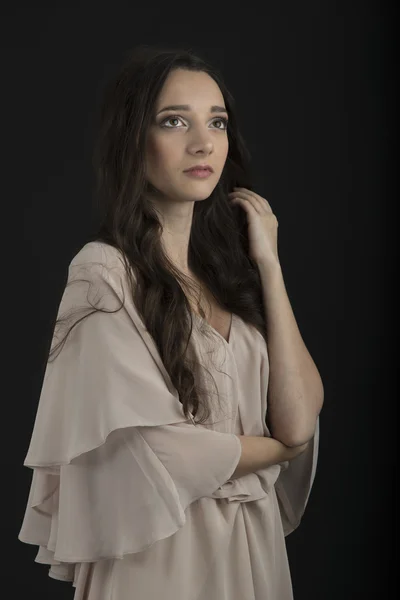 Portret van een mooie jonge vrouw poseren in studio — Stockfoto