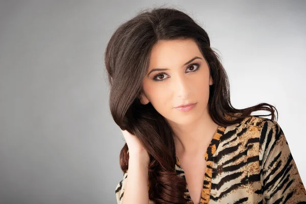 Portrait of a young brunette woman isolated in studio — Stock Photo, Image