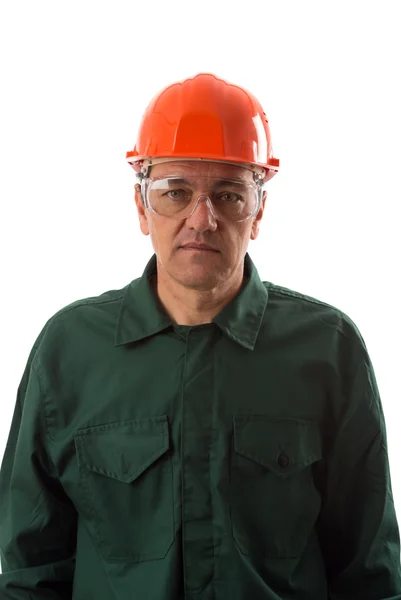 一位工人的工作服及白色 b 上孤立的头盔的肖像 — 图库照片