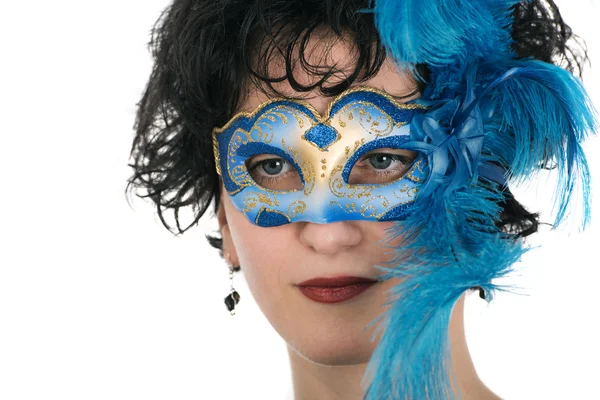 Frau mit blauen Augen trägt eine gefiederte venezianische Maske — Stockfoto