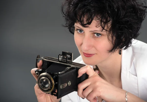 一个美丽的女人用经典相机的肖像 — 图库照片