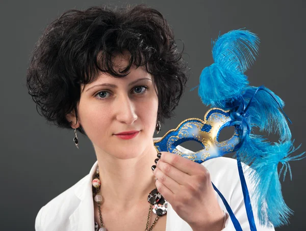 Mujer con ojos azules usando una máscara veneciana emplumada —  Fotos de Stock