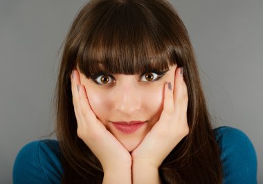 yüzünü elleriyle çerçeveleme güzel esmer