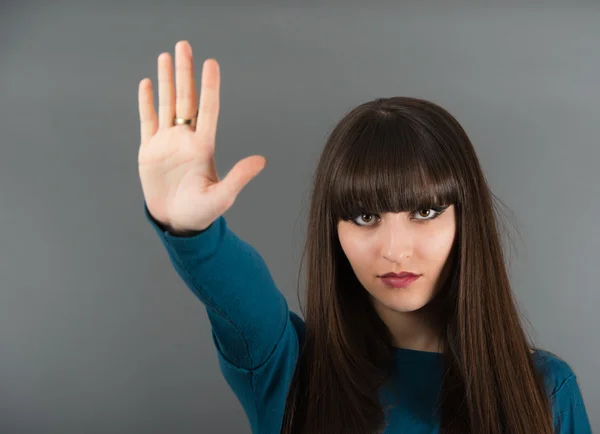 Attraktive junge Frau in blauer Bluse. Frau zeigt Stopp si — Stockfoto