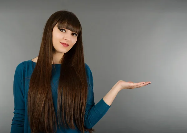 Zakenvrouw met haar hand open om te laten zien een geïsoleerd op product — Stockfoto