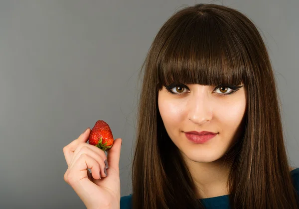 Attraktive junge Frau isst Erdbeere — Stockfoto
