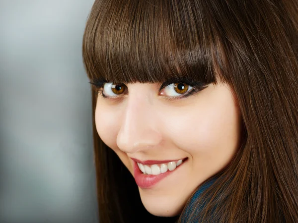 Retrato de una joven hermosa mujer con flequillo en el estudio —  Fotos de Stock