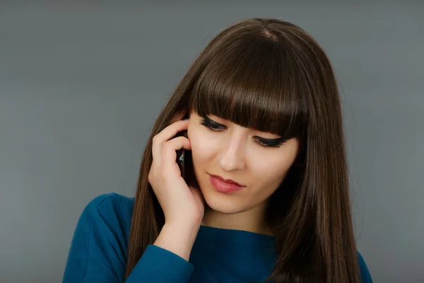 Retrato de una hermosa mujer hablando por teléfono móvil aislado —  Fotos de Stock