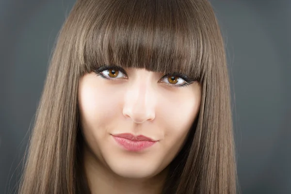 Retrato de uma jovem mulher bonita com franja em estúdio — Fotografia de Stock