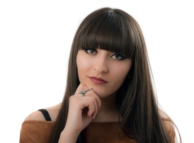 Studio beyaz bac izole uzun saçlı güzel bir kadın