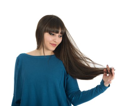 Studio beyaz bac izole uzun saçlı güzel bir kadın