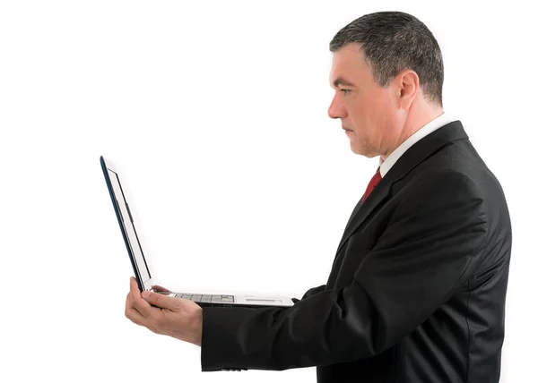 白い背景で隔離のノート パソコンで高齢のビジネスマン — ストック写真