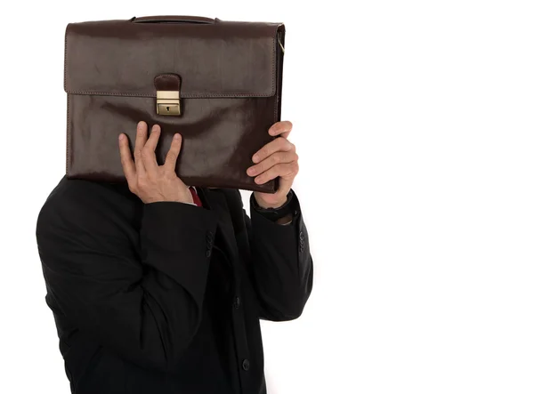 Hombre de negocios escondido detrás de un maletín aislado en el fondo blanco — Foto de Stock