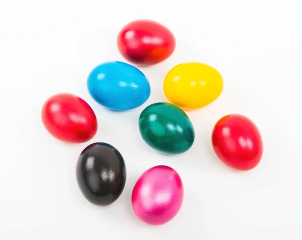 Un mucchio di uova di Pasqua colorate isolate su sfondo bianco . — Foto Stock