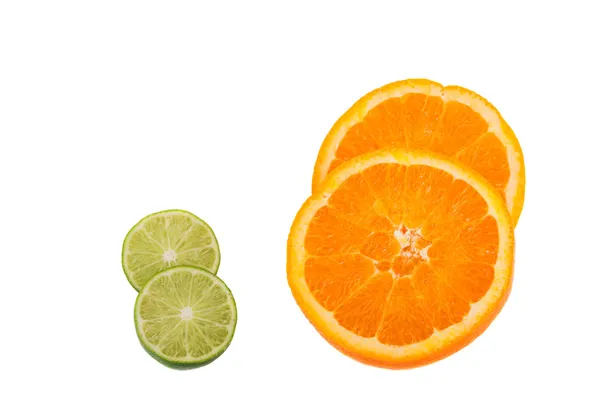 ライム、オレンジ白い背景上に分離されて半分にカット — ストック写真