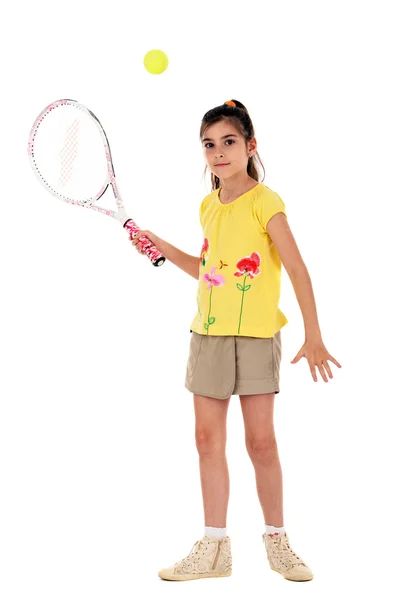 Маленькая девочка с играет в теннис на белом фоне — стоковое фото